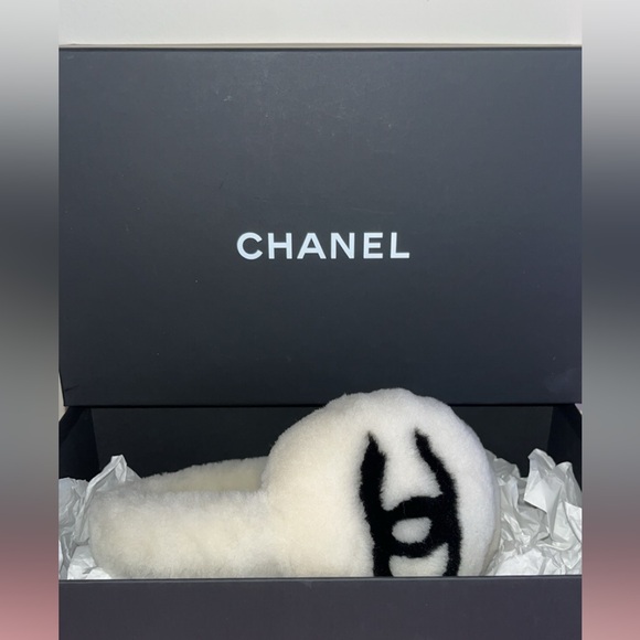 Chanel CC Fur earmuffs in white - Picture 5 of 9
